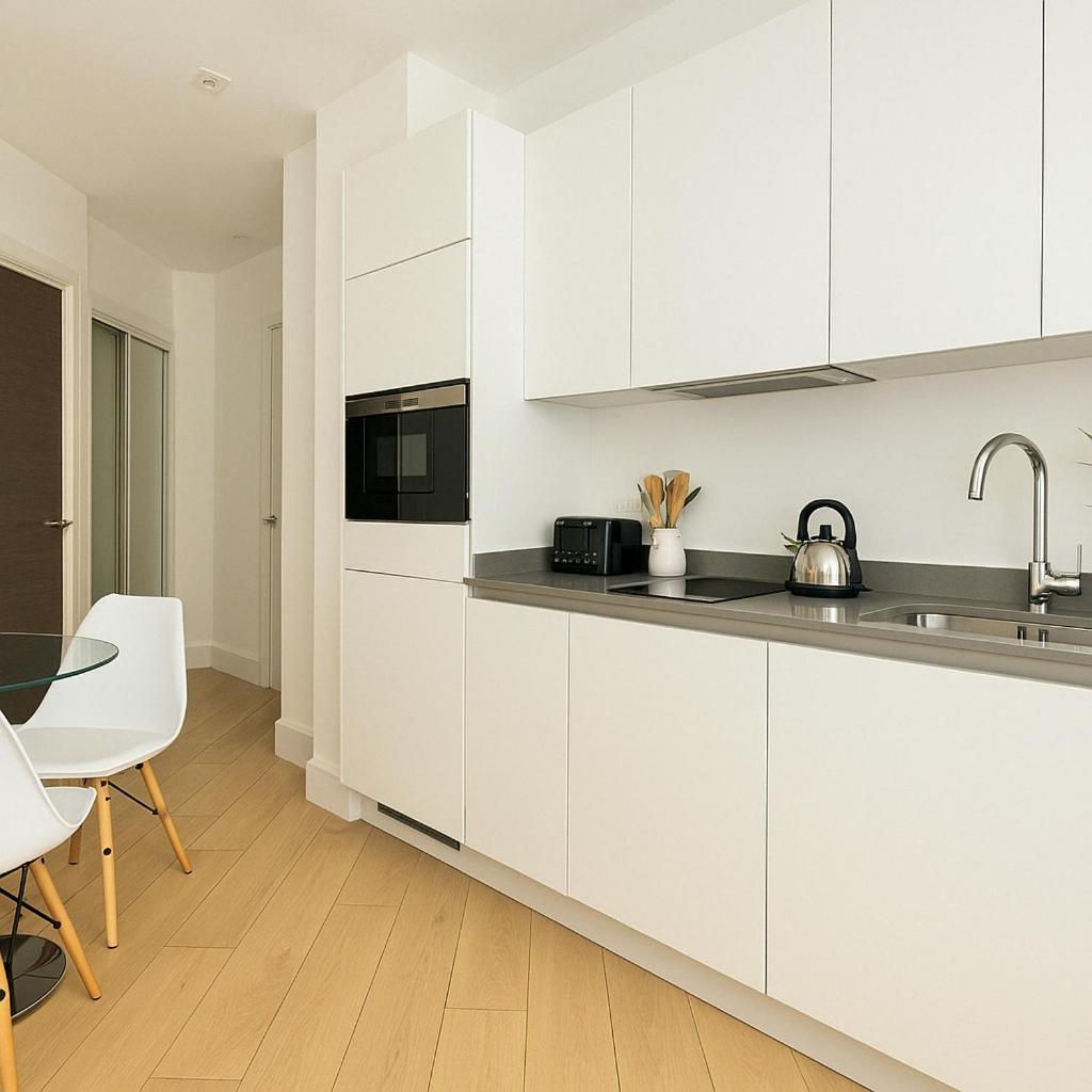 Surbiton Bright Studio Flat - Walk To River Thames & Kingston Town מראה חיצוני תמונה